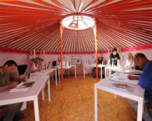Atelier de peinture dans une yourte